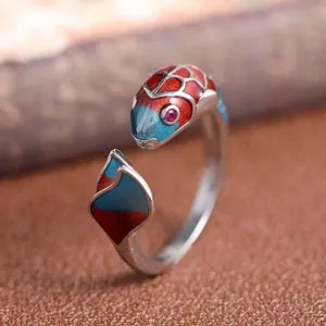 Anillo carpa koi de esmalte, diseño retro abierto rojo azul, primer plano joya plata detalle.