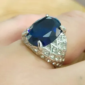 Uomo grande anello di gemma ovale blu argento zircone pavimentato dettaglio cristallo primo piano