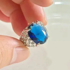 Anello aperto da uomo con gemma blu scuro e dettagli in zircone pavé per stile.