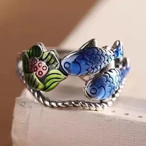 Primer plano detallado del anillo de carpa koi de esmalte vintage, con escamas y colores vivos.
