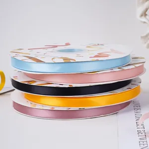 Rotoli di nastro in raso di poliestere colorato per confezioni regalo, bouquet floreali e scatole.