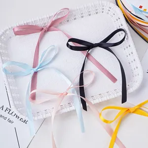 Colorati fiocchi in nastro di poliestere per confezioni regalo e decorazione bouquet.