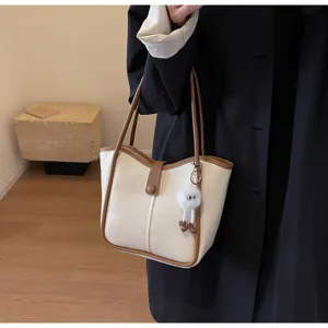 Borsa a tracolla rétro bicolore, elegante borsa da lavoro grande capacità con ciondolo in peluche.