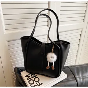 Borsa shopper nera in pelle grande capacita borsa a spalla con ciondolo peluche donna