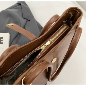 Borsa tote in ecopelle PU marrone dettaglio chiusura lampo primo piano della lavorazione