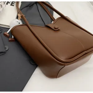 Borsa a spalla marrone in ecopelle dettaglio, tote vintage stile Maillard con doppi manici.