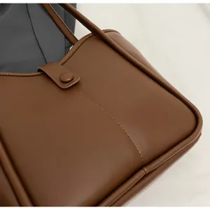 Dettaglio borsa a spalla marrone in pelle PU, elegante borsa shopper con cuciture a contrasto.