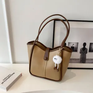 Borsa Tote in Pelle PU Retro Grande Capacità per Donna Borsa a Tracolla Minimalista con Ciondolo a Palla di Pelo