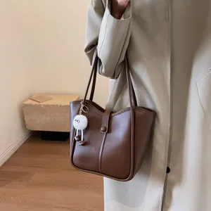 Borsa shopper marrone vintage in pelle da donna, grande borsa a spalla per il lavoro quotidiano.