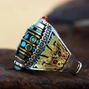 Gros plan détaillé de bague style tibétain vintage avec incrustation turquoise et corail.