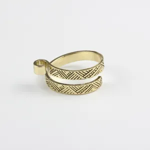 Crochet yarn guide ring adjustable metal knitting ring for weaving craft tool detail shot
