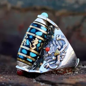 Gros plan détaillé de la bague en argent tibétain vintage avec turquoise et motifs.