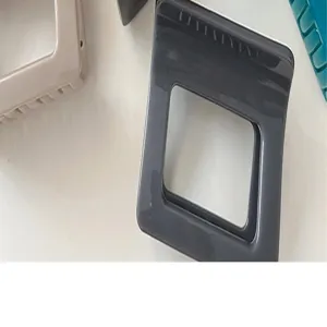 Minimalistische quadratische Haarklammer Detail, kompaktes Kunstharz Haaccessoire für halboffenes Haar.