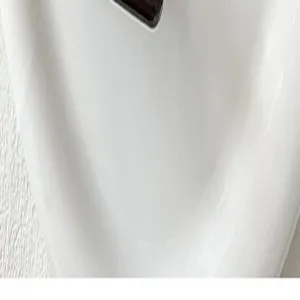 Minimalistische weiße kleine Haarklammer Detailansicht, ideal für halbe Frisuren und kurzes Haar.