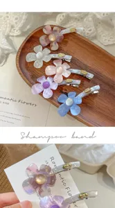 Details der koreanischen bunten Blumenhaarspangen, elegante Kunstharzblumen Seitenclips.