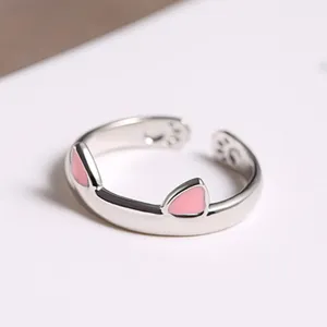 Detailansicht eines süßen silbernen Katzenohren-Offenrings mit rosa Emaille und Pfotenabdrücken.