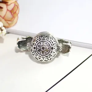 Pendentif medaillon aile ouvrable vintage, design floral ajoure detail de bijoux raffine.