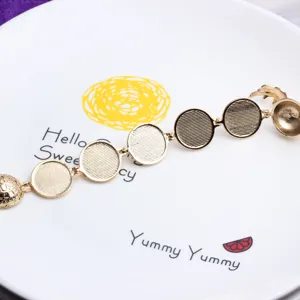 Vue detaillee du bracelet medaillon photo multicouche ouvrable, bijoux album souvenir DIY.