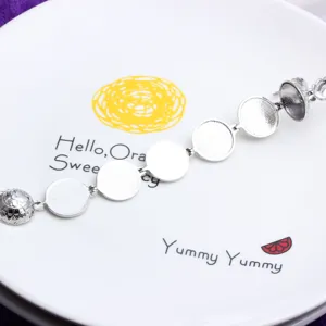Gros plan detail du composant de bracelet de medaillon ouvrable multicouche en argent.