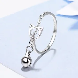 Silberner Katzenohr-Ring Detail mit süßem Glockenanhänger und offenem, verstellbarem Design.