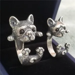 Detailansicht des niedlichen Bulldoggen Offen Rings in Vintage Silber, Tierschmuck.