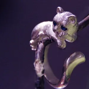 Silberner niedlicher Katzenring mit blauen Augen, verstellbarer offener Ring Detailansicht.