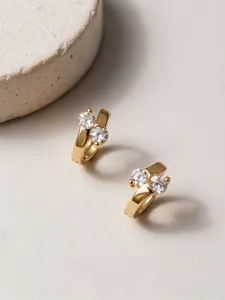Primo piano dettaglio di gioielli con fibbia per orecchio incrociata in argento sterling.