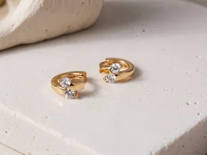 Eleganti orecchini a cerchio incrociato in argento S925 con doppio zircone chic.