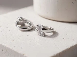 Orecchini a cerchio doppia pietra in argento S925 design geometrico elegante e chic