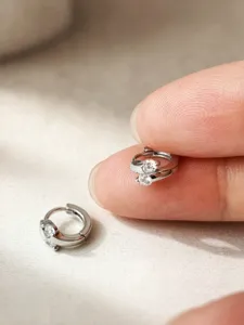 Orecchini a cerchio in argento doppia pietra design incrociato gioiello elegante