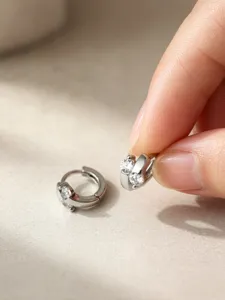 Orecchini a cerchio Huggie in argento sterling S925 con doppio diamante pavé