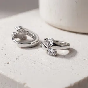 Orecchini a cerchio huggie in argento sterling S925 a doppia pietra con design zircone intrecciato.