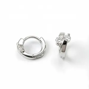 Stupendi orecchini a cerchio huggie in argento sterling 925 con doppio diamante design chic.