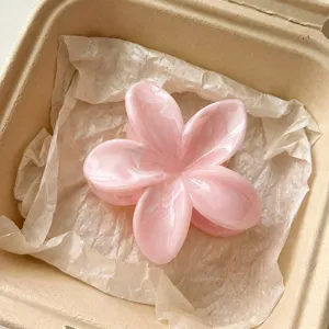 Détail de pince à cheveux fleur rose, accessoire capillaire élégant en résine pour femmes.