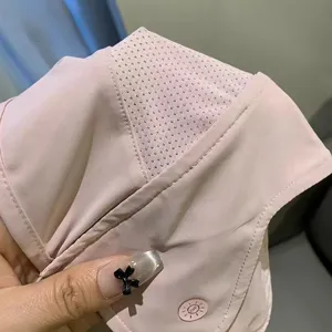Detailansicht der atmungsaktiven rosa Sommer-Sonnenschutzgesichtsmaske mit UV-Schutznetz.