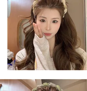 Primo piano dettagliato del cerchietto in tessuto coreano con denti indossato dalla modella.