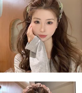 Vista dettagliata della fascia per capelli in tessuto coreano con pettine per uso quotidiano.