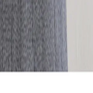 Vue rapprochée de la structure texturée de la boucle de serrage réglable pour la taille.