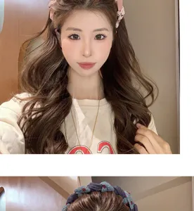 Vista dettagliata del cerchietto in tessuto stile coreano, accessorio per capelli moda donna.