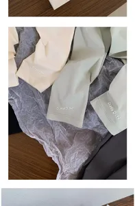 Detailansicht von Damen UV-Schutz Ärmeln mit Logo am Bündchen und weicher Stofftextur.