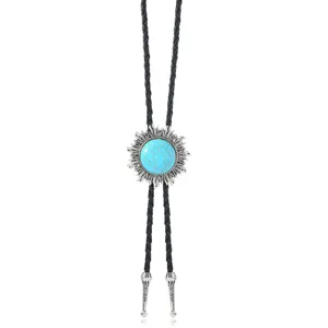 Gedetailleerd overzicht van vintage turquoise bolo tie met legering hanger en gevlochten koord.