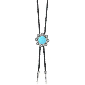 Detailopname van turkoois bolo tie met gevlochten lederen koord en vintage metalen hanger.