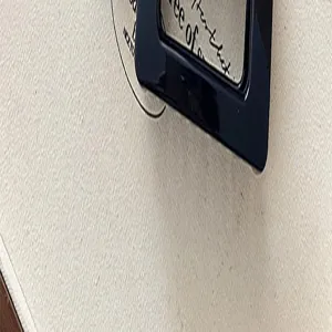 Nahaufnahme Detail der schwarzen quadratischen Haarklammer und strukturierten Karte.
