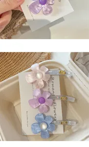 Detailansicht der koreanischen bunten Blumen-Haarspangen mit Acrylblättern und Perle.