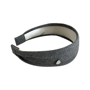 Serre-tête large en tissu gris foncé avec pendentif cœur argenté accessoire élégant.