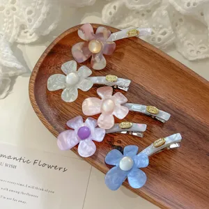 Bunte Acryl Blumen Haarklammern mit Perle, süße koreanische Entenschnabel Haarspangen für Damen.