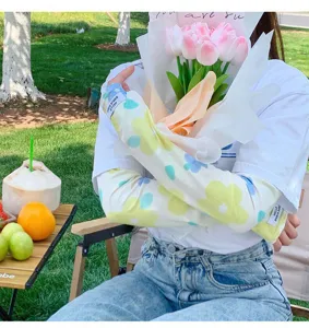 Vue détaillée des manches de protection solaire en soie glacée florale pour le sport en plein air.