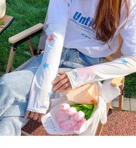 Vue détaillée des manchons anti-UV, manches de protection solaire respirantes avec étoiles.