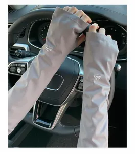 Vue detaillee manchons de protection solaire au volant, bras respirants gris clair.