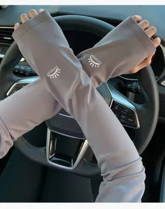 Gros plan sur les manchons de protection solaire gris, respirants pour la conduite auto.